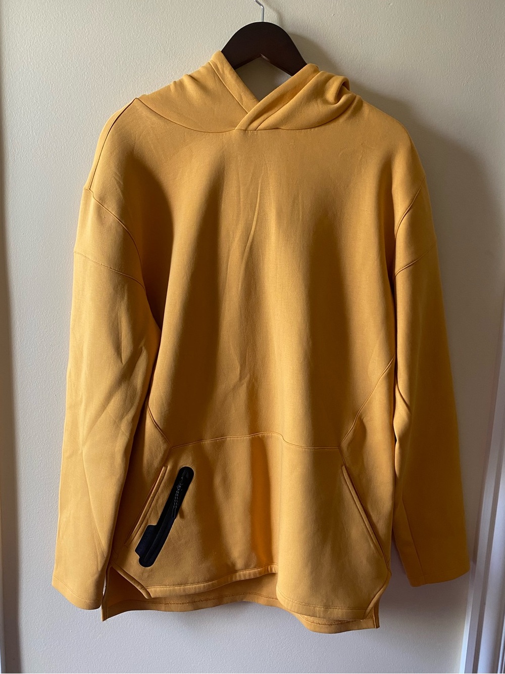Alphalete Men's ELMTS Athletic Fitted Hoodie Yellow, Size XL